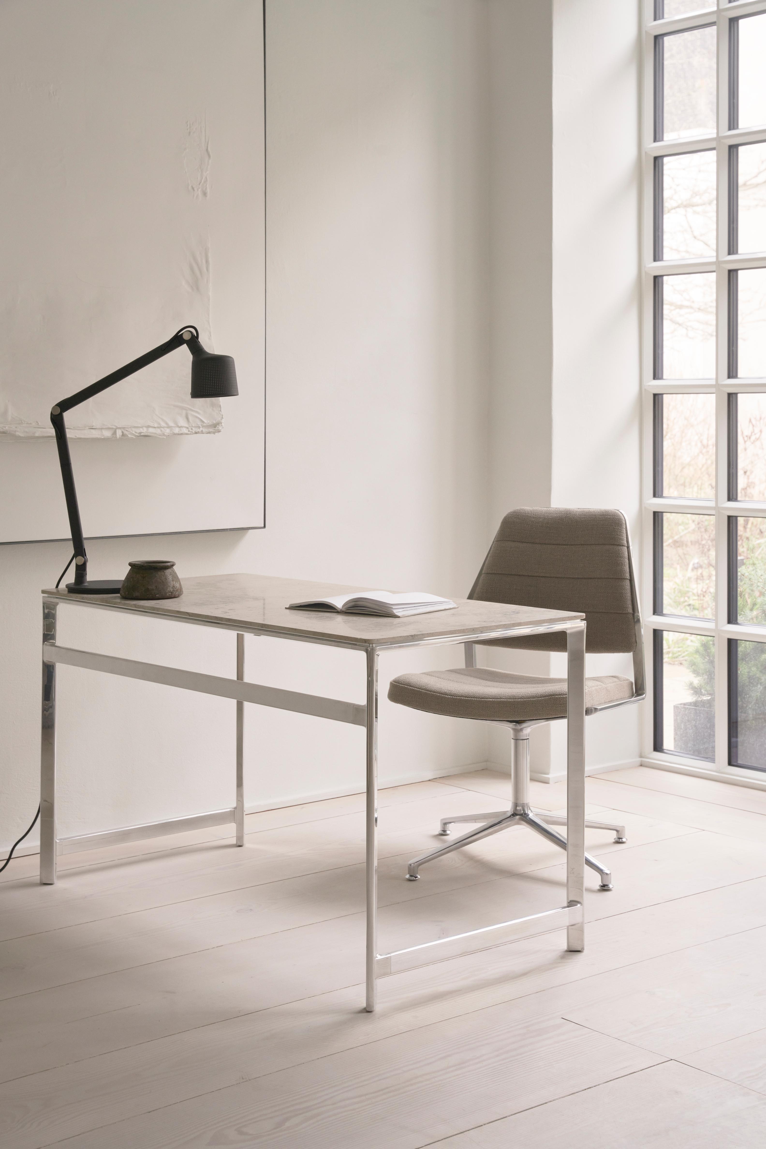 Bureau stoel 454 in karamelkleurig leer met een metalen basis
