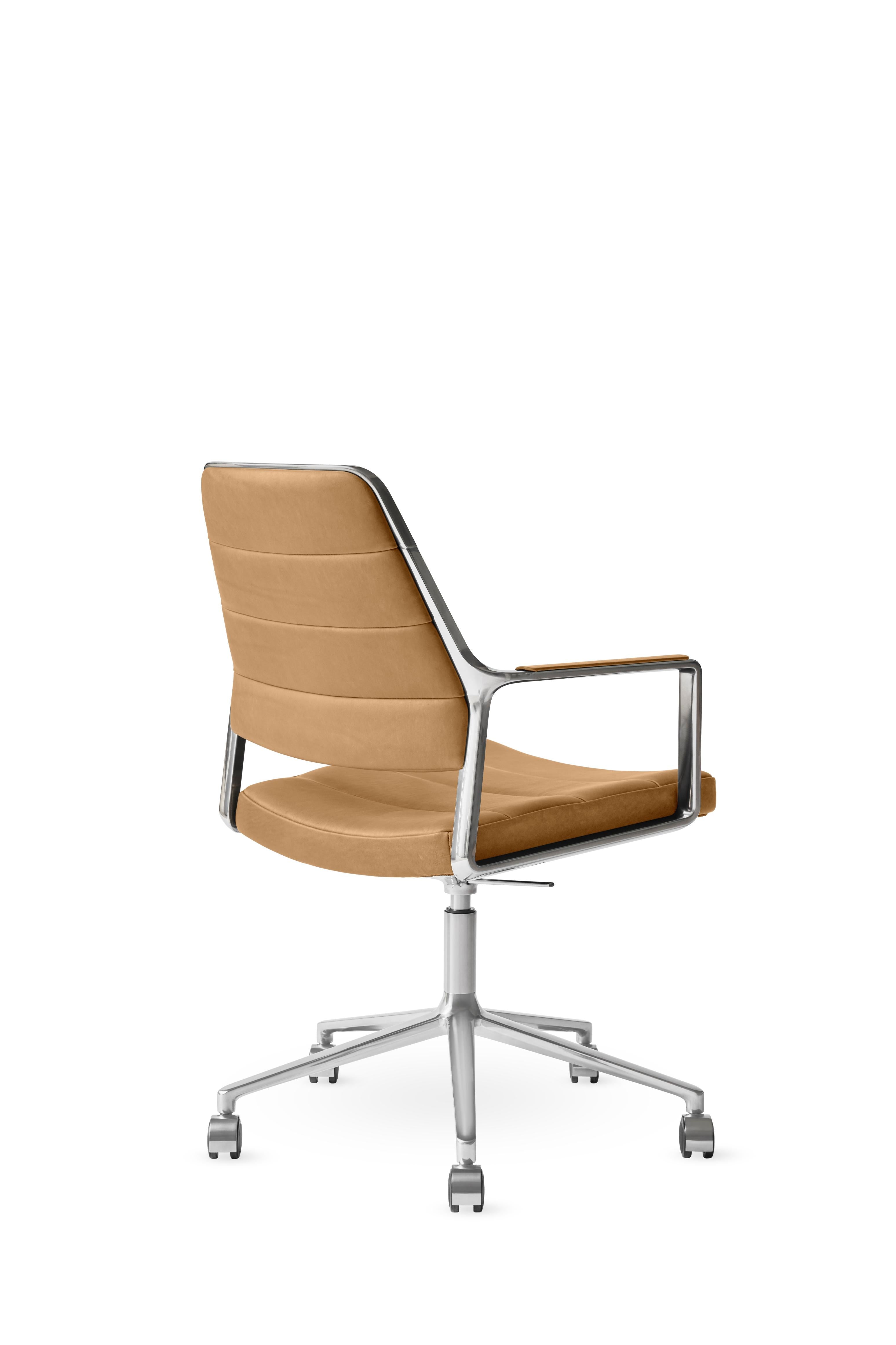 Bureau stoel 455+ in karamelkleurig leer met een metalen basis
