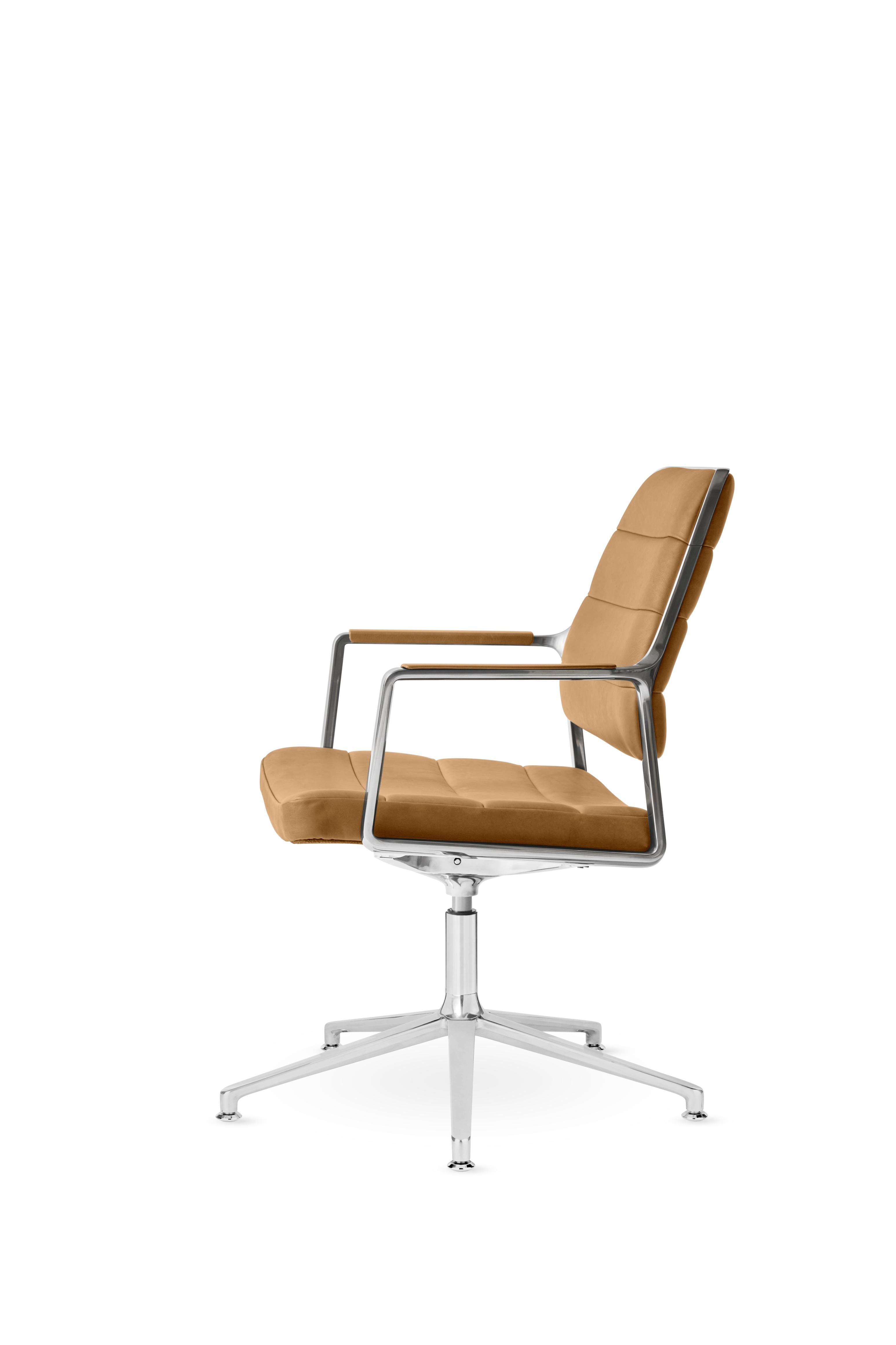 Bureau stoel 455+ in karamelkleurig leer met een metalen basis