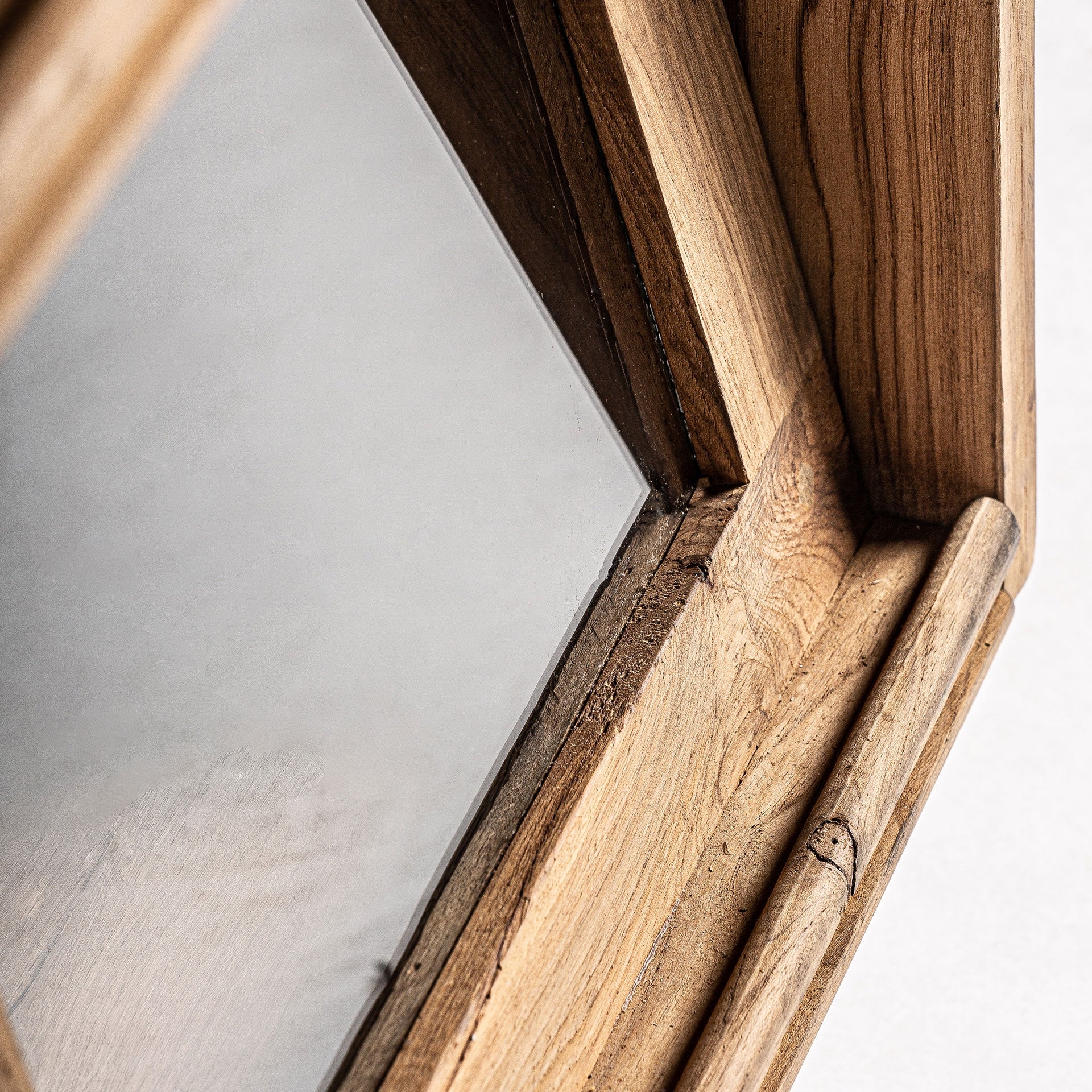 Witryna BACKLYN aus recyceltem Teakholz