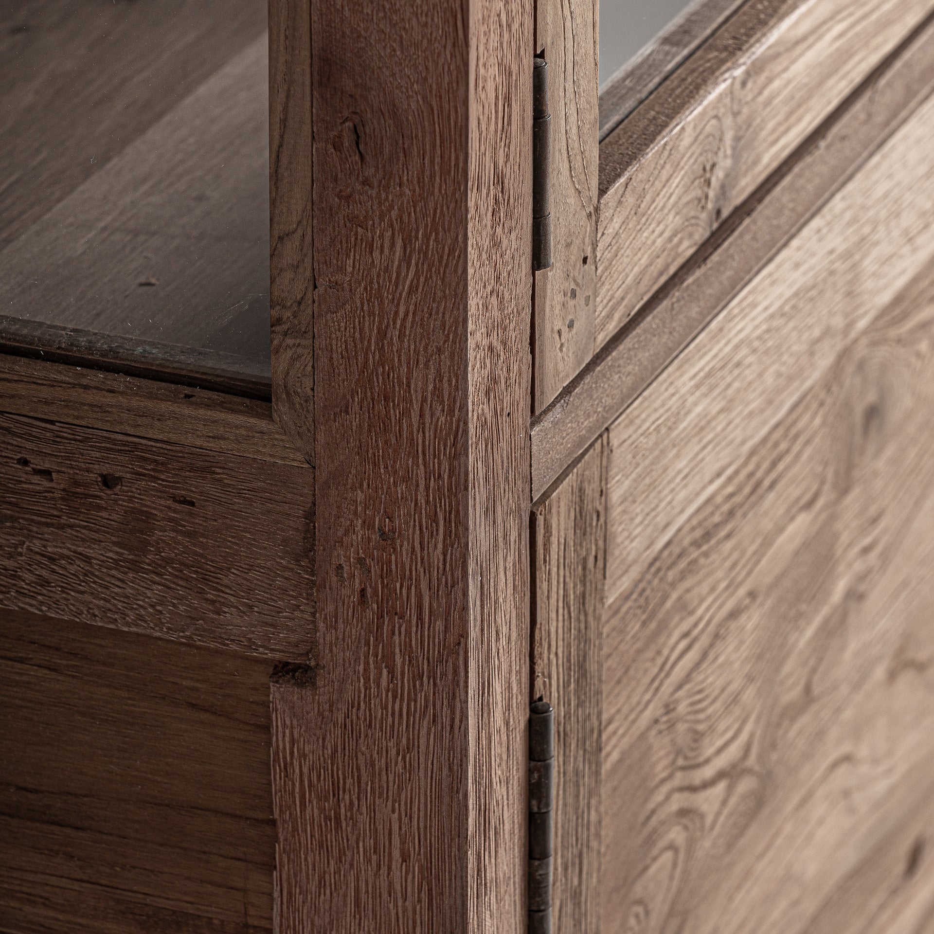 Witryna HELMOND aus recyceltem Holz