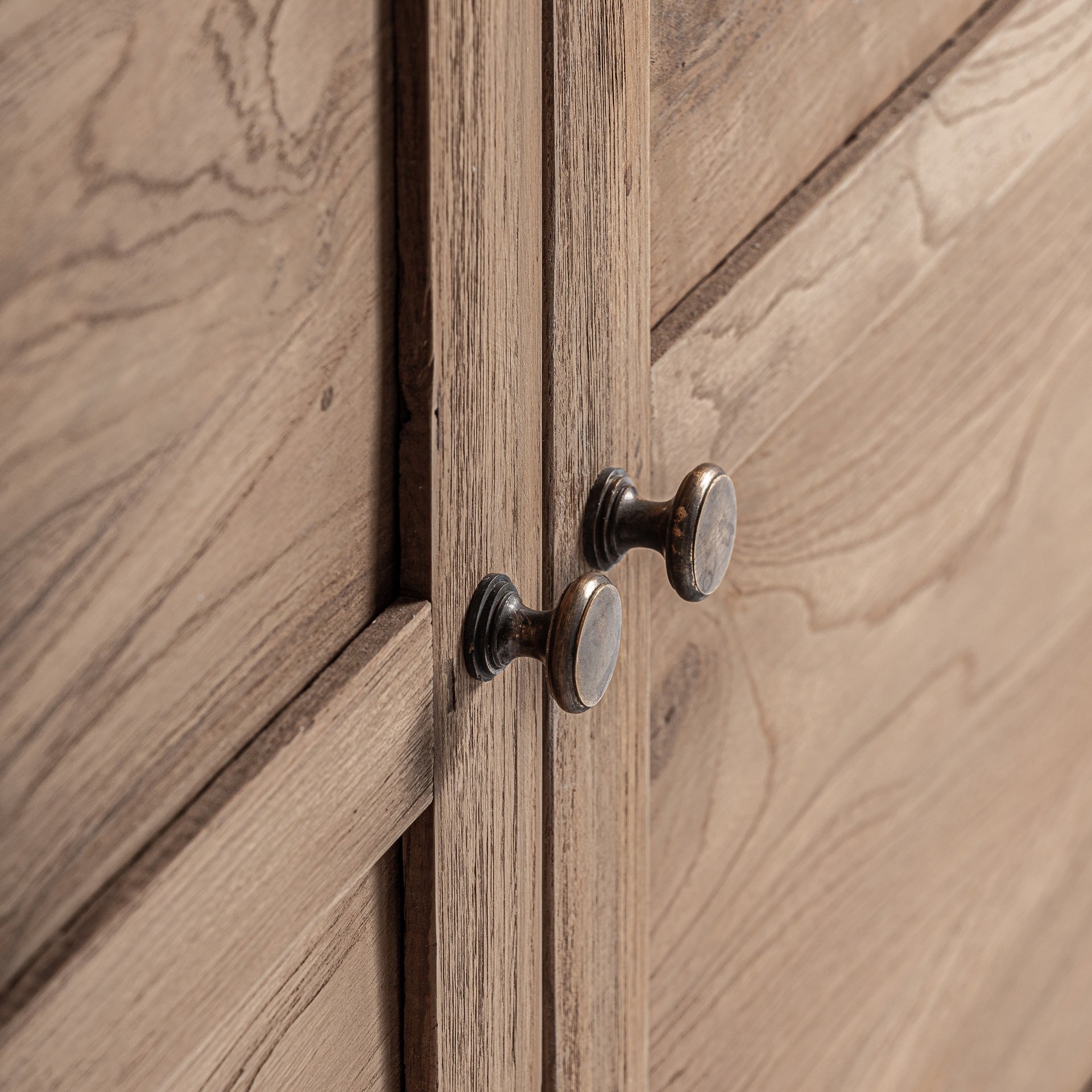 Witryna HELMOND aus recyceltem Holz