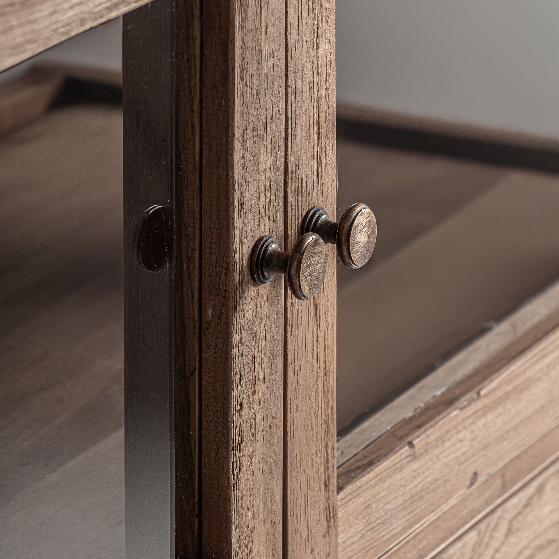 Witryna HELMOND aus recyceltem Holz