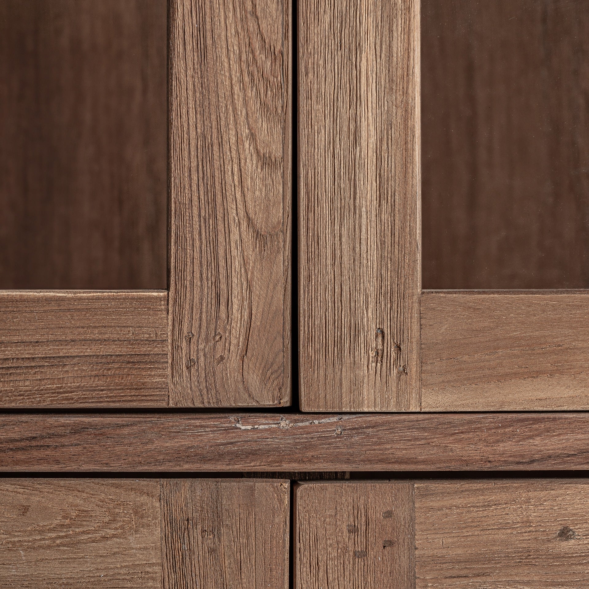 Witryna HELMOND aus recyceltem Holz