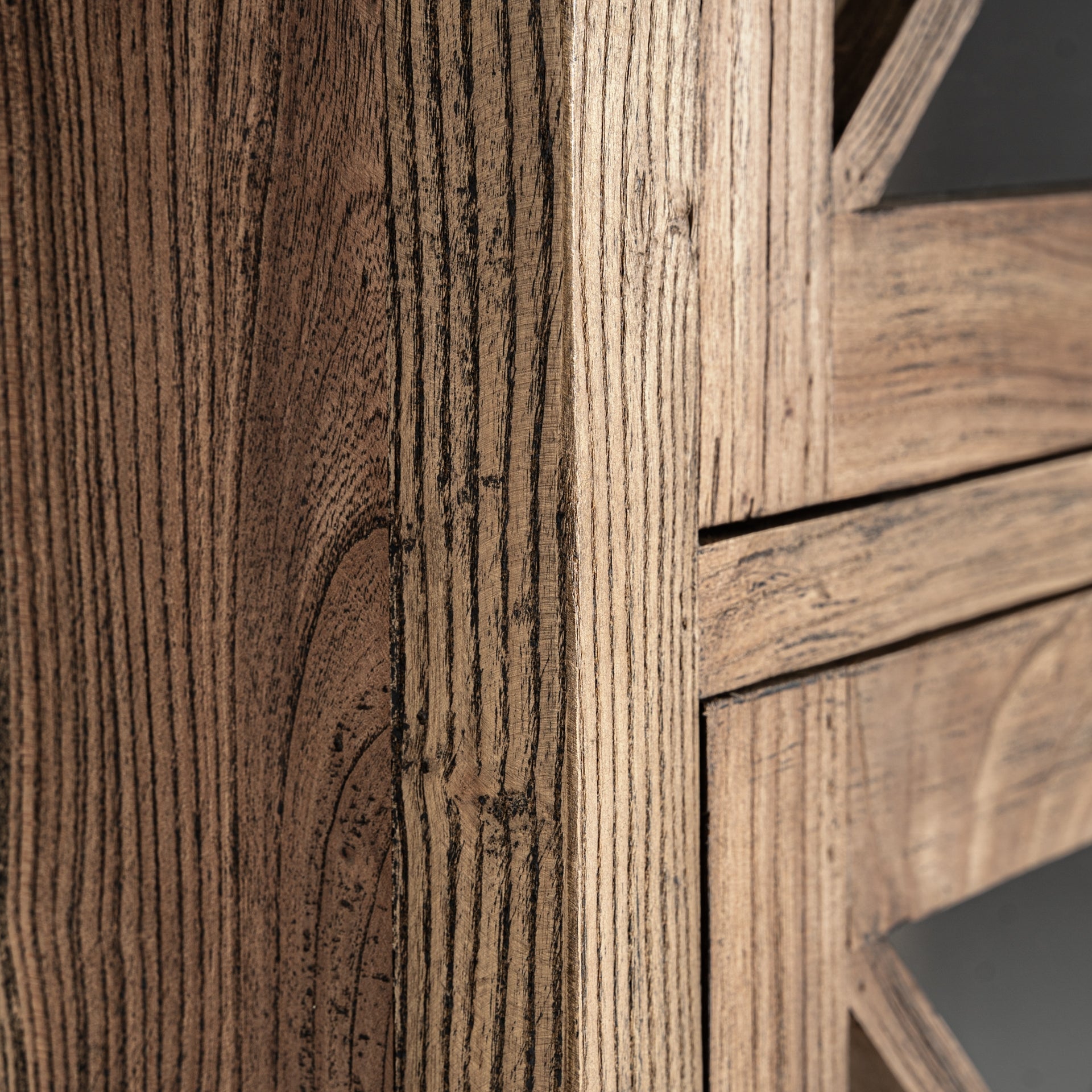 Vitrine NORVIK aus Erlenholz