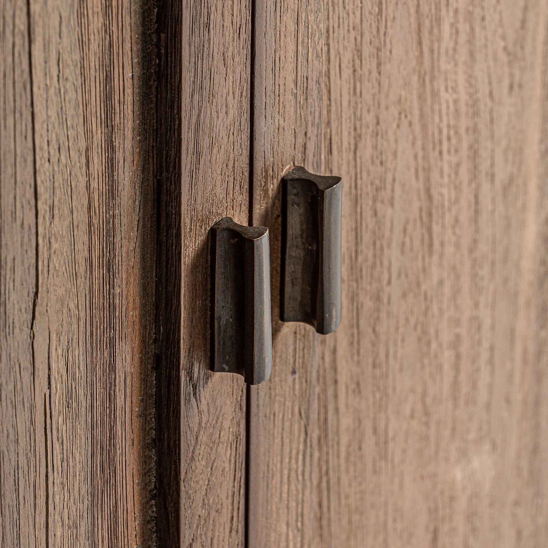 Witryna NYSTED aus recyceltem Teakholz