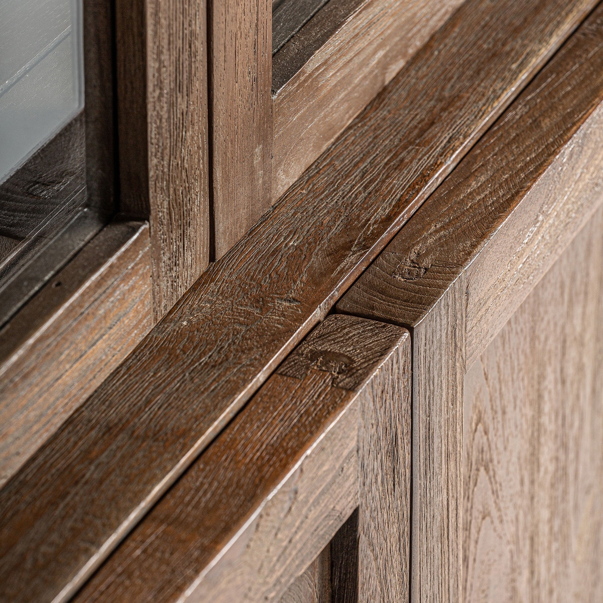 Witryna NYSTED aus recyceltem Teakholz