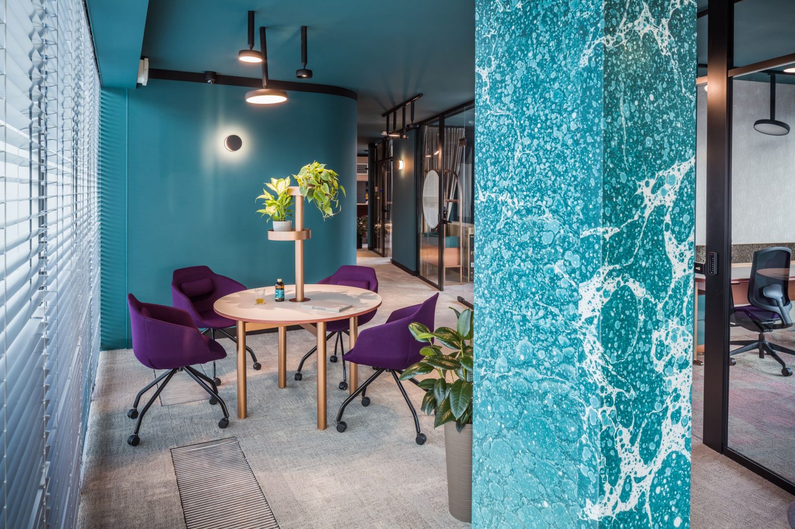 Krzesło biurowe ULTRA podstawa krzyżak z kółkami do powierzchni twardej