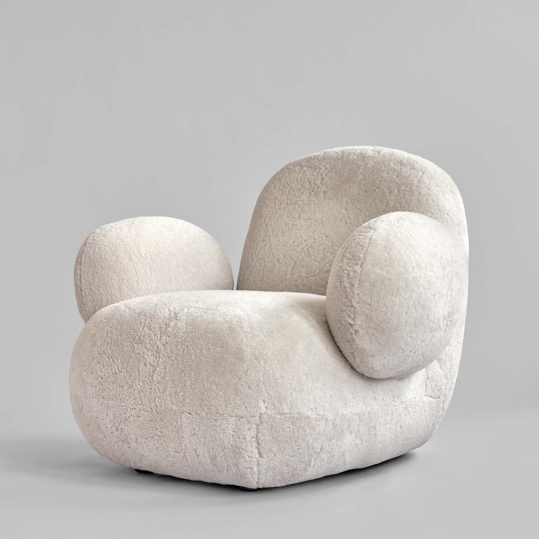 Fotel w tkaninie Sheepskin TOE FLAT złamana biel do salonu – styl minimalistyczny