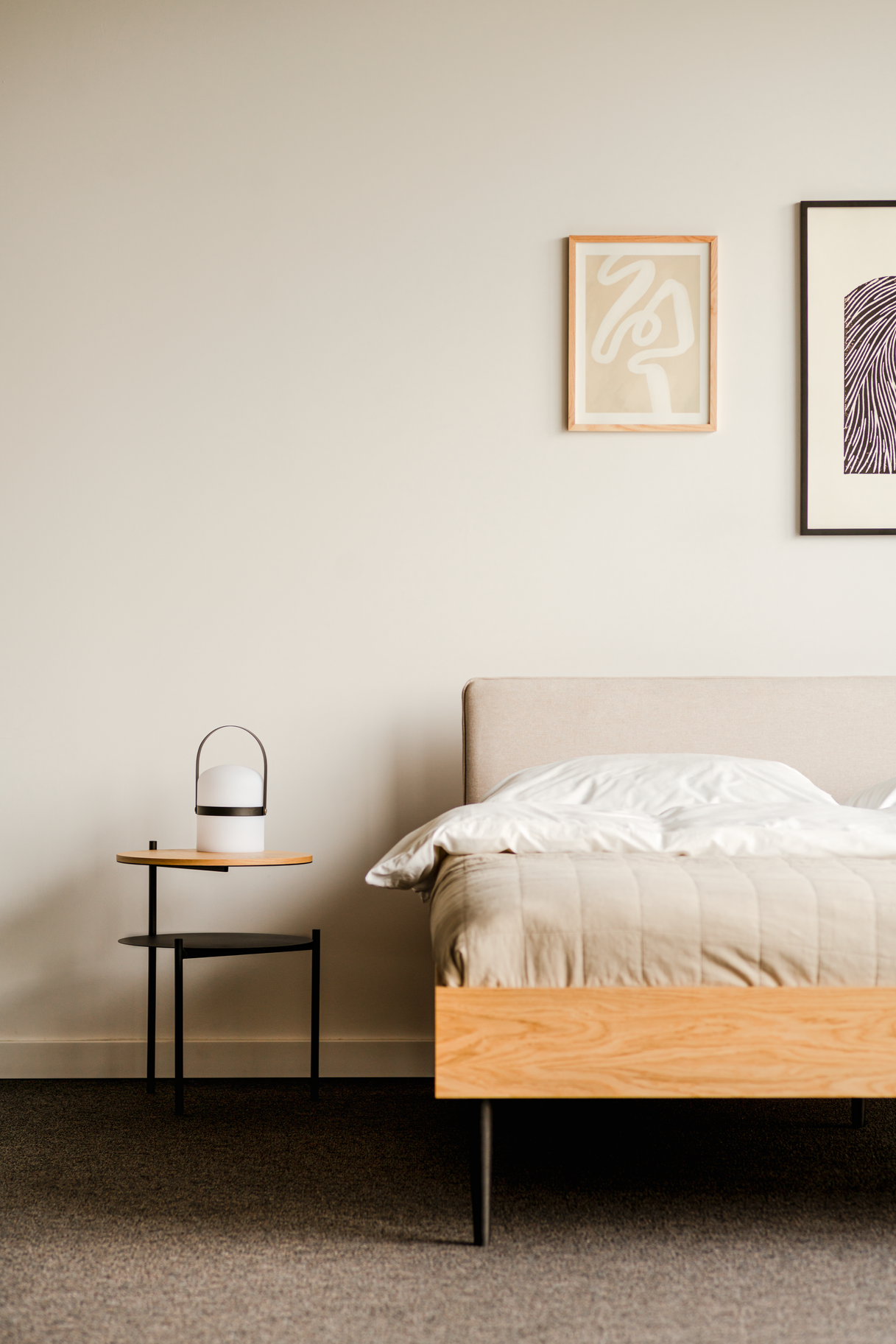Stolik nocny TU czarny z dębowym blatem do salonu – styl minimalistyczny