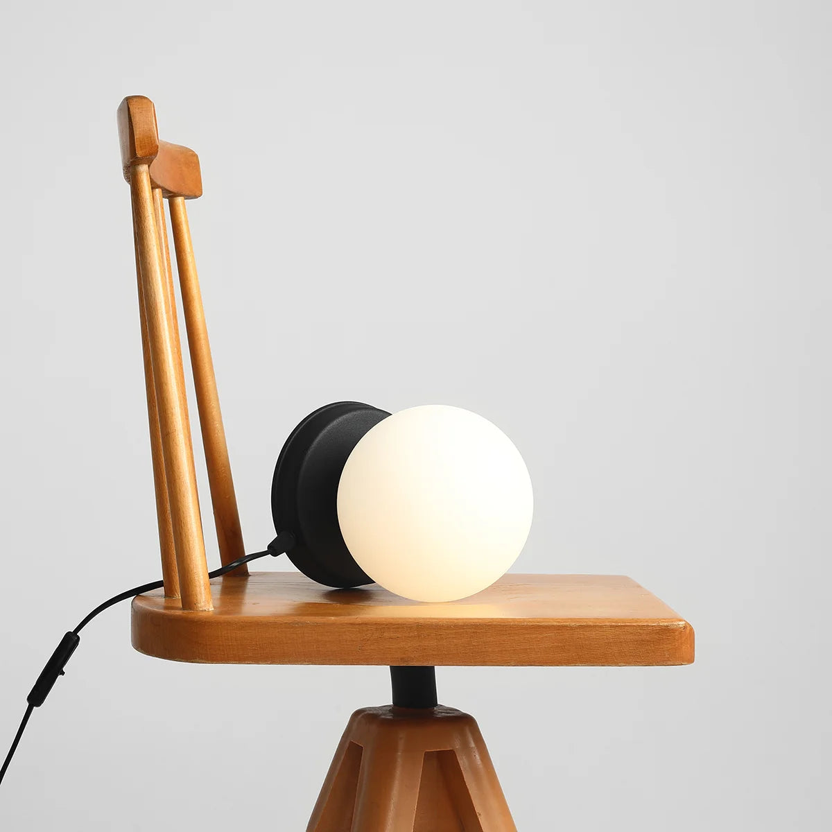 Lampa biurkowa BALL czarny Artera    Eye on Design