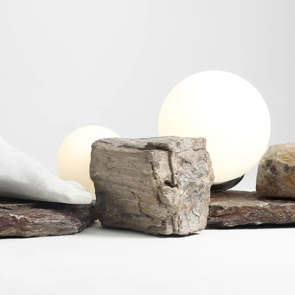 Lampa biurkowa BALL chromowany Artera    Eye on Design