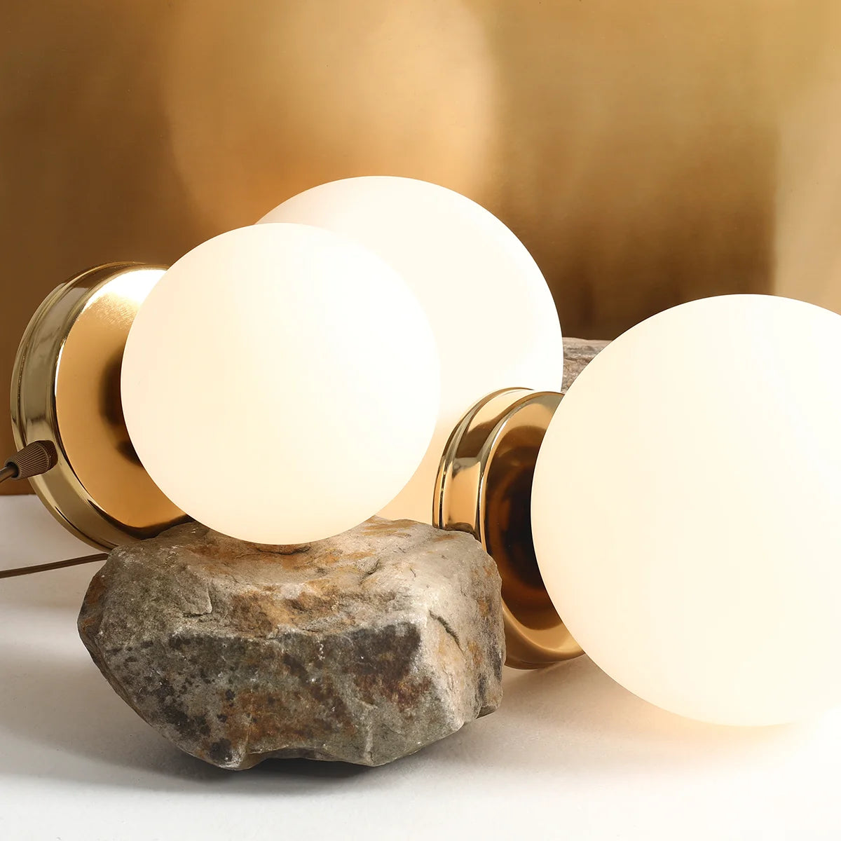 Lampa biurkowa BALL złoty Artera    Eye on Design