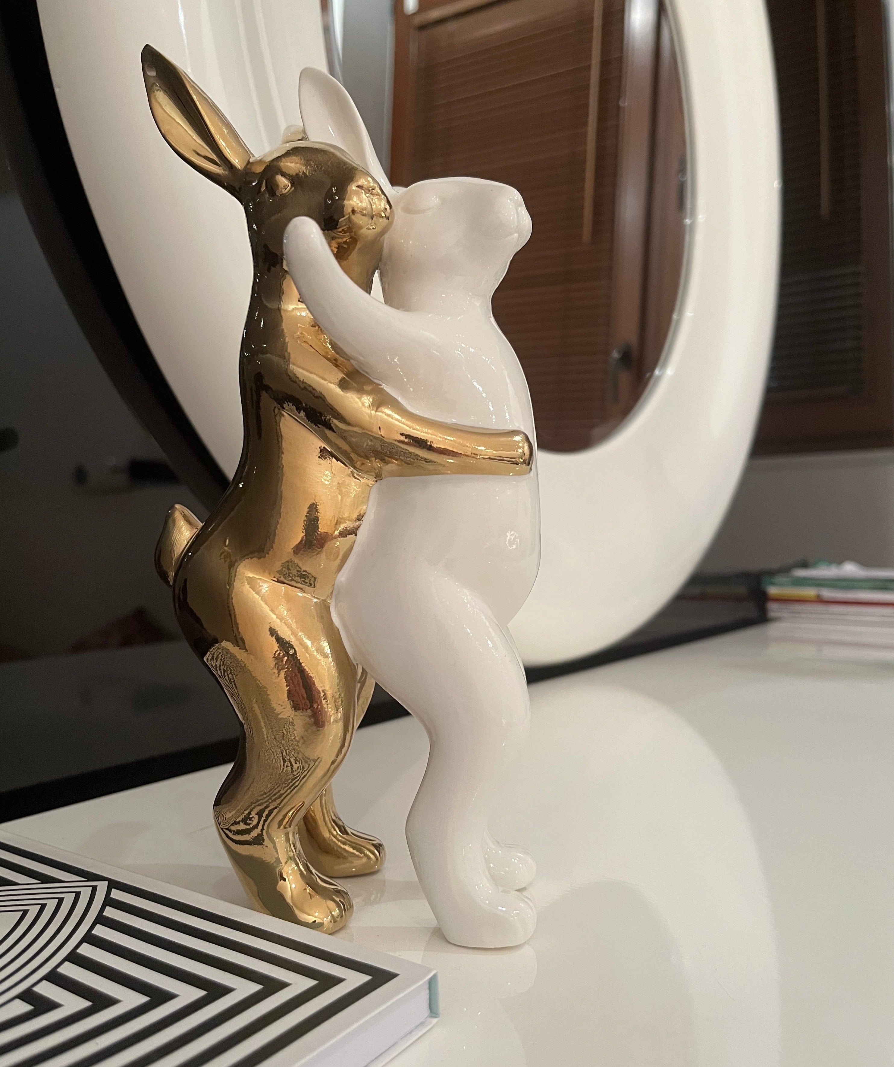 Figurka w kształcie królików w kolorze białym i złotym Kare Design    Eye on Design