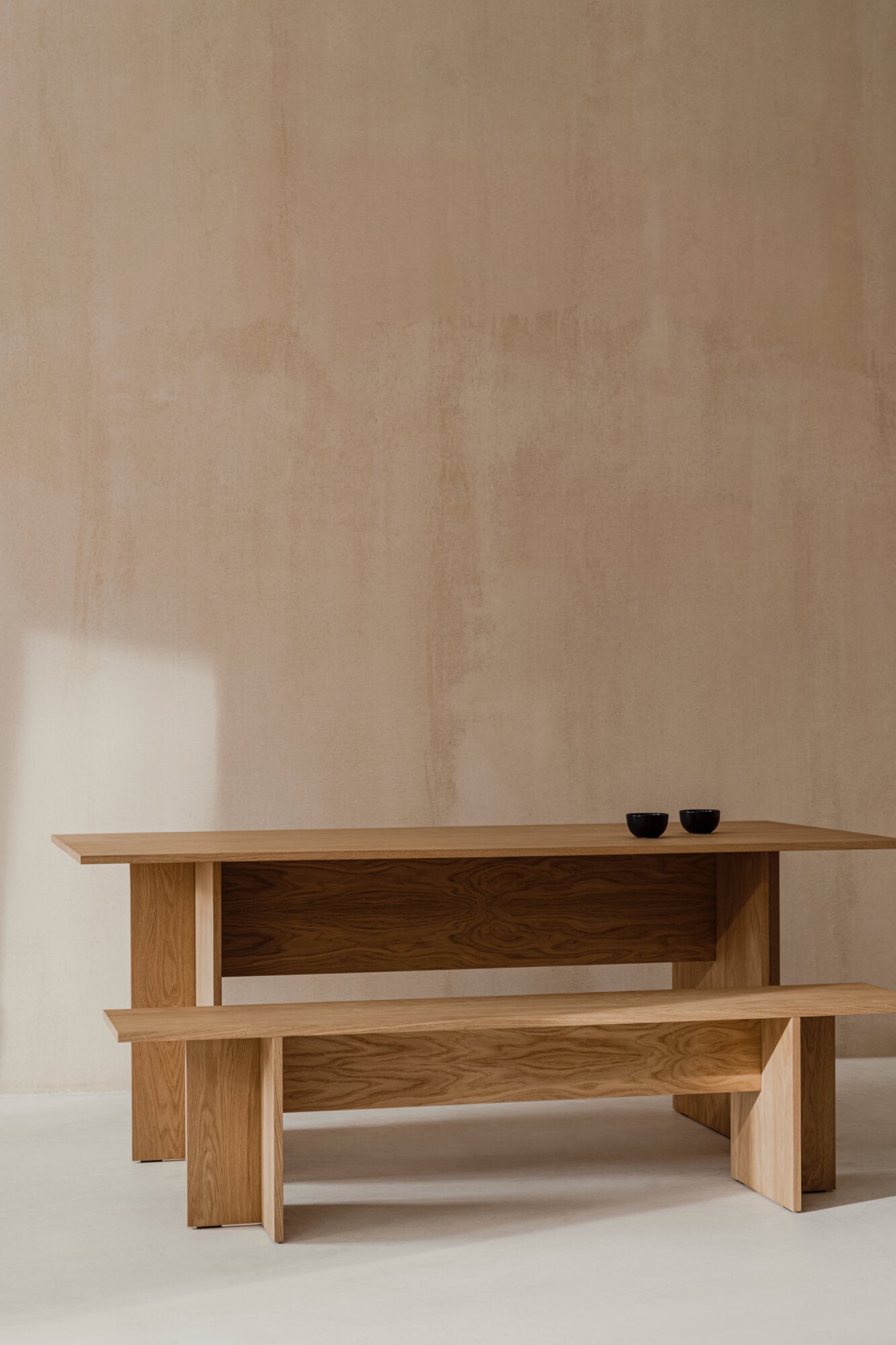 Stół HETT fornir dębowy – styl minimalistyczny