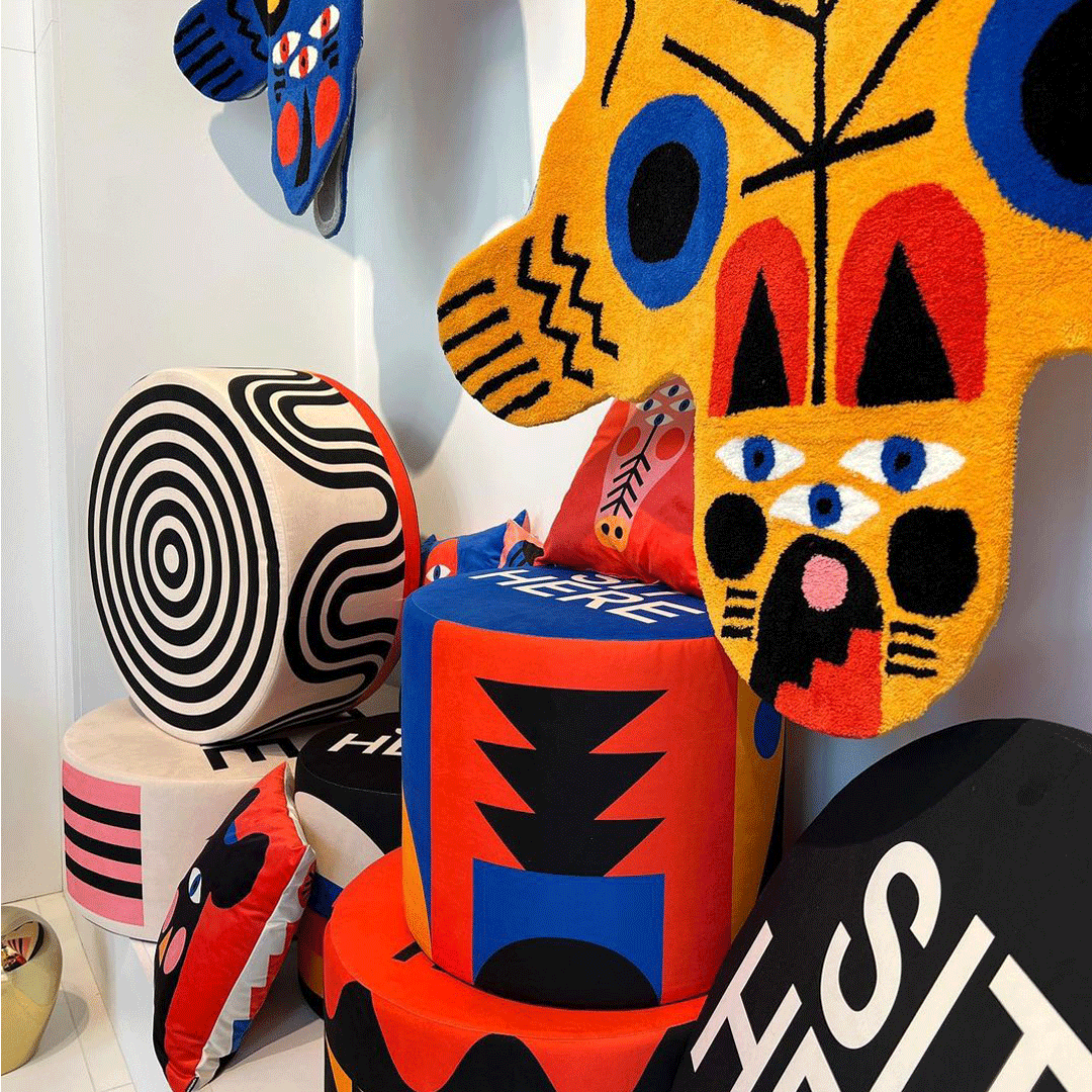 Puf szeroki SIT HERE czarny Qeeboo    Eye on Design